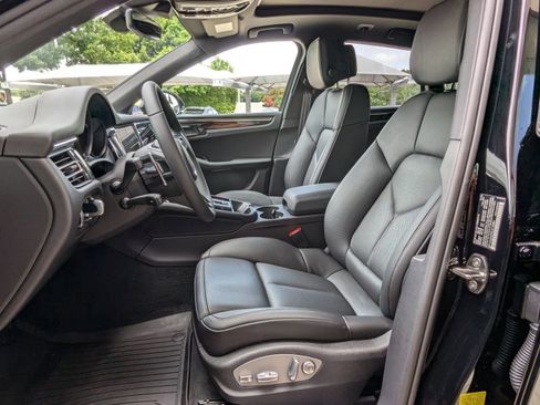 Certified 2025 Porsche Macan image 5