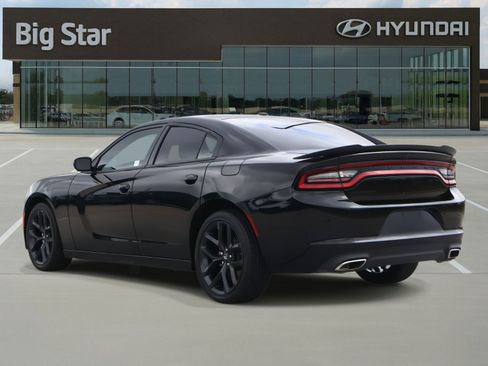 Used 2022 Dodge Charger SXT w/ Blacktop Package image 3