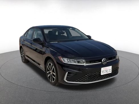 Used 2025 Volkswagen Jetta SE image 3