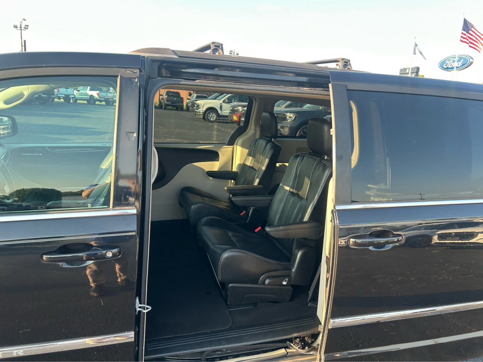 Used 2016 Chrysler Town & Country Touring FWD image 11