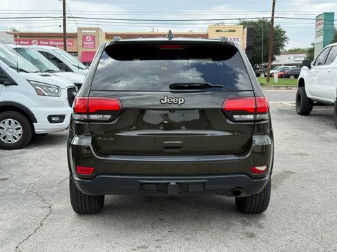 Used 2017 Jeep Grand Cherokee Laredo AWD/4WD image 5