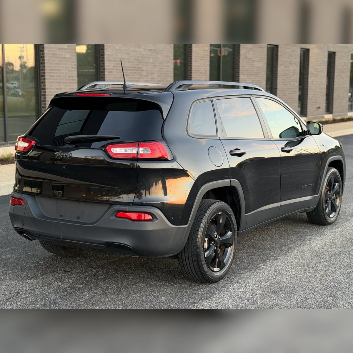 Used 2017 Jeep Cherokee Limited FWD image 2