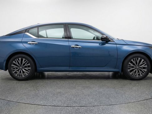 Used 2025 Nissan Altima 2.5 SV image 11