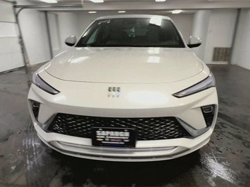 Certified 2024 Buick Envista Avenir image 3