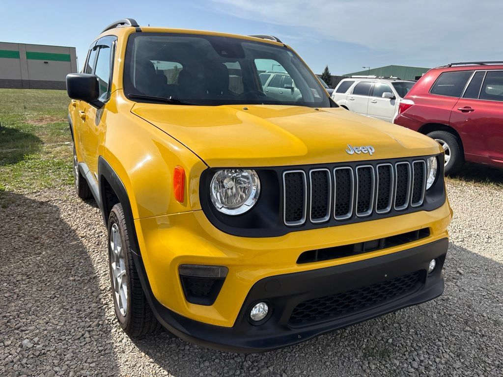 Used 2023 Jeep Renegade Latitude w/ Premium Group AWD/4WD image 2