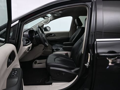 Used 2023 Chrysler Pacifica Touring-L FWD image 19