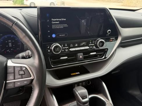 Used 2023 Toyota Highlander Limited FWD image 16