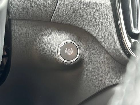 Certified 2025 Volvo XC40 B5 Plus AWD/4WD image 28