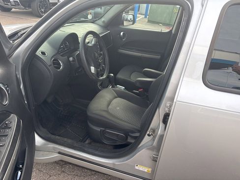 Used 2010 Chevrolet HHR LS image 12