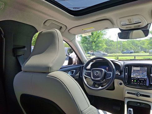 Certified 2026 Volvo XC40 B5 Plus AWD/4WD image 15