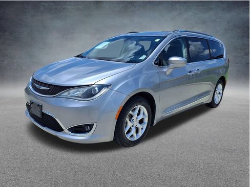 Used 2020 Chrysler Pacifica Touring-L w/ Tire & Wheel Group FWD image 3