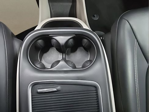 Used 2024 Chrysler Pacifica Touring-L image 28