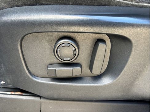 Used 2018 Land Rover Discovery SE image 19