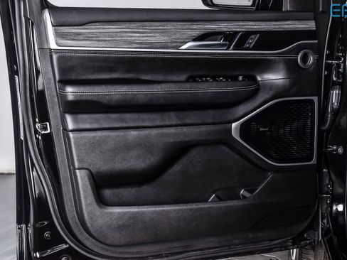 Used 2023 Jeep Wagoneer L Series III w/ Premium Group I image 15