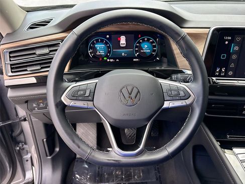 Used 2025 Volkswagen Atlas SE FWD image 12