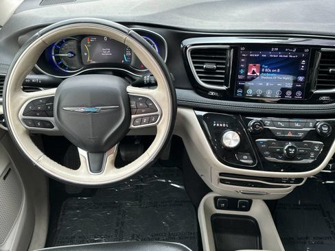 Used 2020 Chrysler Pacifica Limited w/ Advanced Safetytec Group FWD image 13