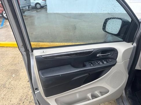 Used 2018 Dodge Grand Caravan SE FWD image 26