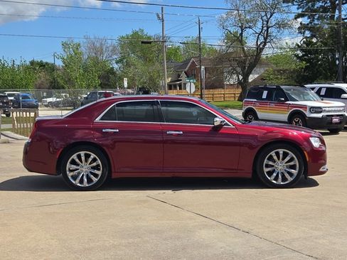 Used 2019 Chrysler 300 Limited w/ Light Group image 4