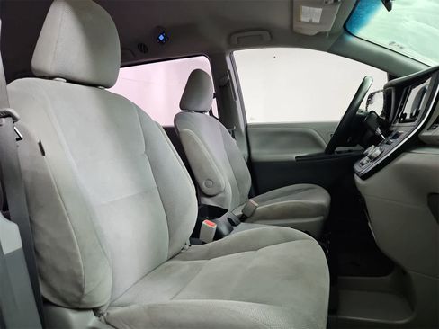 Used 2016 Toyota Sienna L image 21