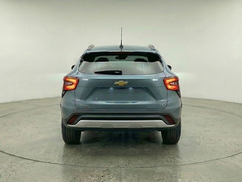 Used 2025 Chevrolet Trax LT FWD image 7