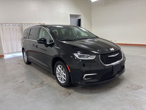 Used 2024 Chrysler Pacifica Touring-L image 2
