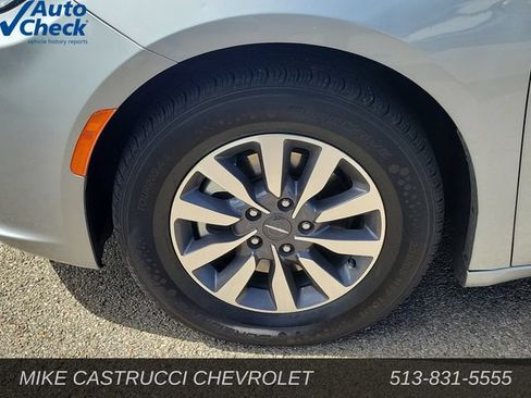 Used 2023 Chrysler Pacifica Touring-L FWD image 9