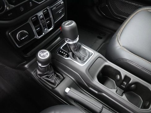 New 2025 Jeep Gladiator Sport image 3