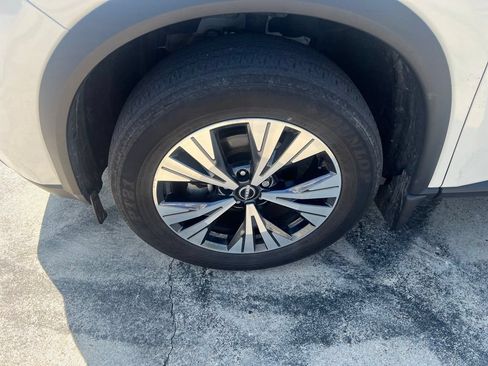 Used 2023 Nissan Rogue SV AWD/4WD image 2