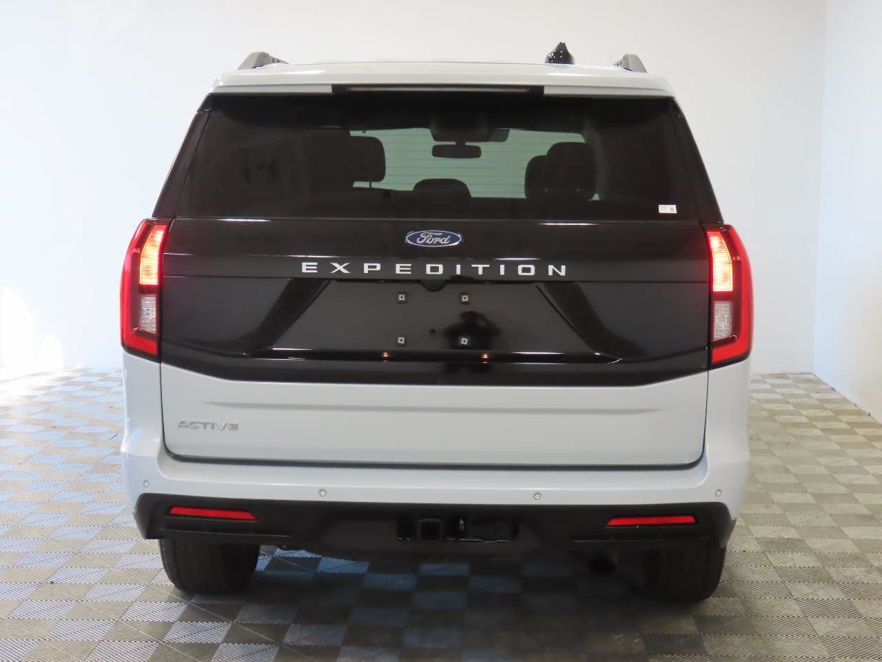 Used 2025 Ford Expedition Active RWD image 4