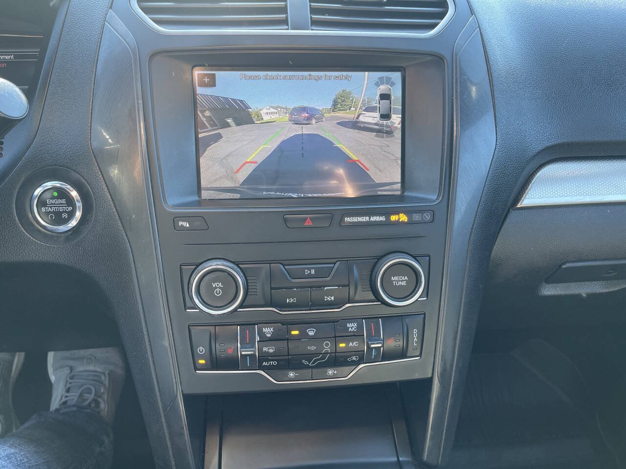 Used 2019 Ford Explorer XLT w/ Equipment Group 202A AWD/4WD image 8
