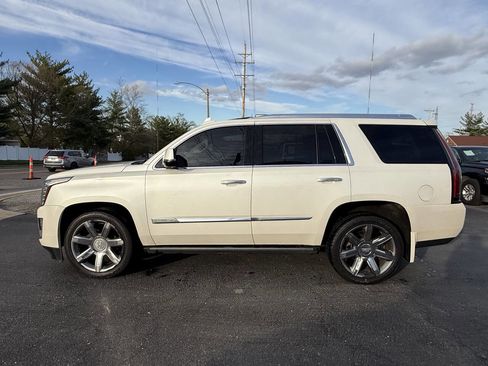 Used 2015 Cadillac Escalade Premium image 4