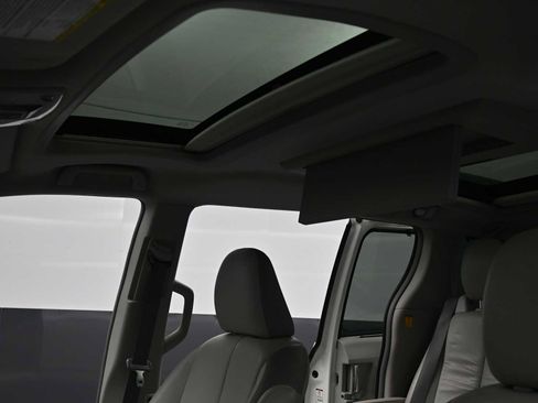 Used 2011 Toyota Sienna Limited image 11