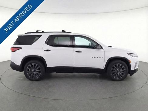 Used 2023 Chevrolet Traverse RS image 2