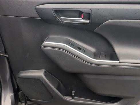 Used 2022 Toyota Highlander XLE image 11