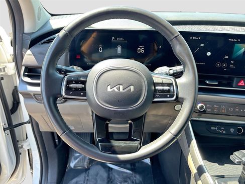 Used 2025 Kia Carnival image 11