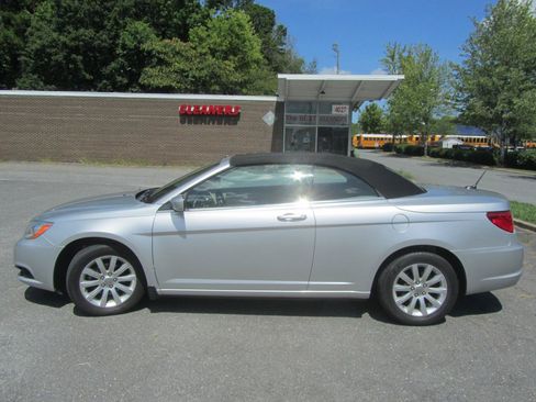 Used 2011 Chrysler 200 Touring FWD image 12