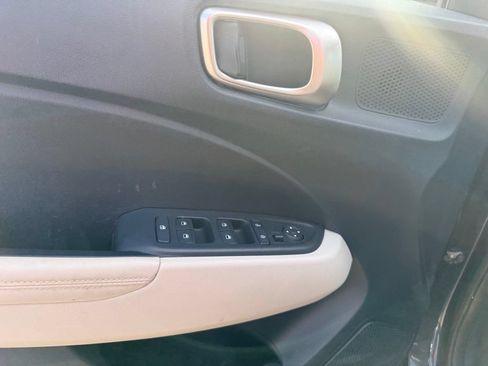 Used 2023 Hyundai Venue Limited FWD image 5