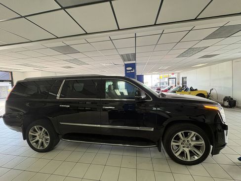Used 2017 Cadillac Escalade ESV Luxury image 5
