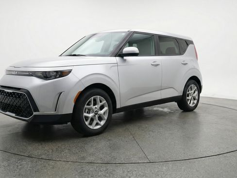 Used 2025 Kia Soul LX w/ LX Technology Package image 3