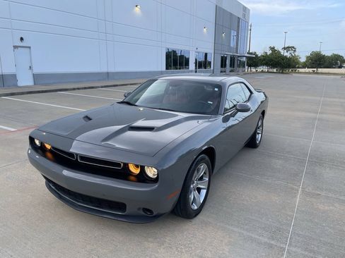 Used 2019 Dodge Challenger SXT RWD image 23