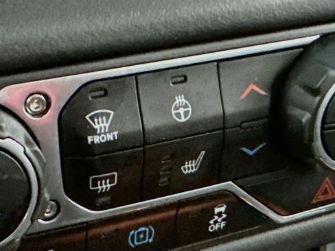 Used 2025 Jeep Wrangler Unlimited Sahara AWD/4WD image 3