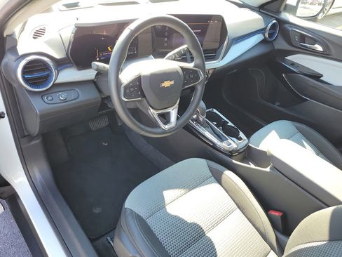 Certified 2025 Chevrolet Trax LT w/ LT Convenience Package FWD image 18