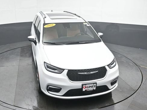New 2026 Chrysler Pacifica Pinnacle w/ Trailer Tow Group AWD/4WD image 34
