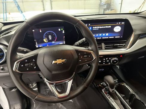 Certified 2025 Chevrolet Trax LT w/ LT Convenience Package FWD image 17