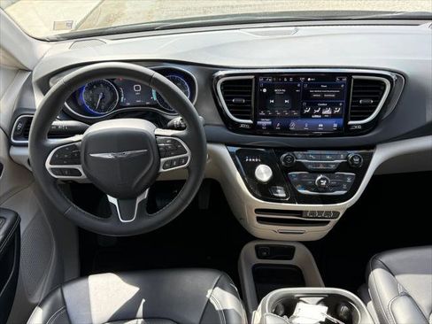 Certified 2023 Chrysler Pacifica Touring-L FWD image 29