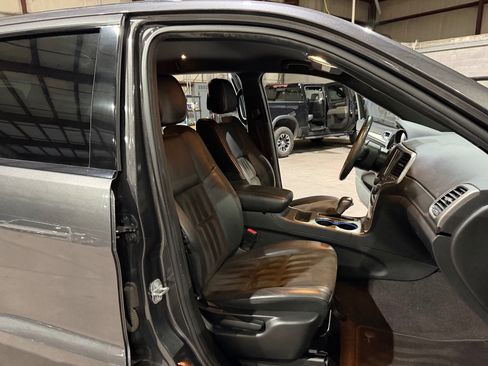 Used 2018 Jeep Grand Cherokee Altitude AWD/4WD image 27