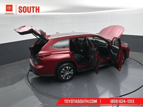 Used 2021 Toyota Highlander XLE AWD/4WD image 54