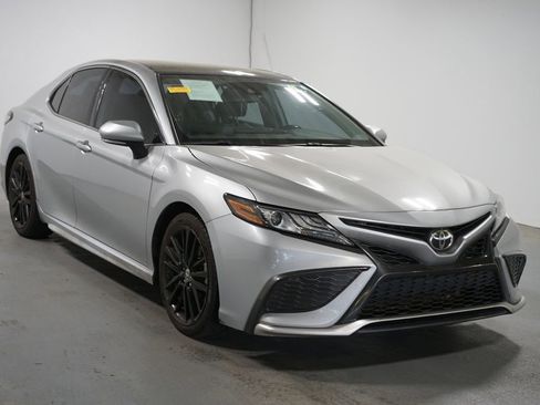 Used 2021 Toyota Camry XSE image 3