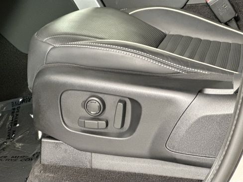 Used 2024 Land Rover Discovery Dynamic SE image 18