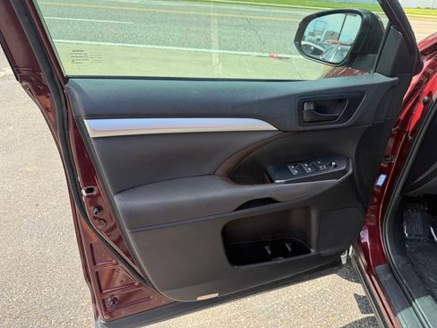 Used 2019 Toyota Highlander LE FWD image 16